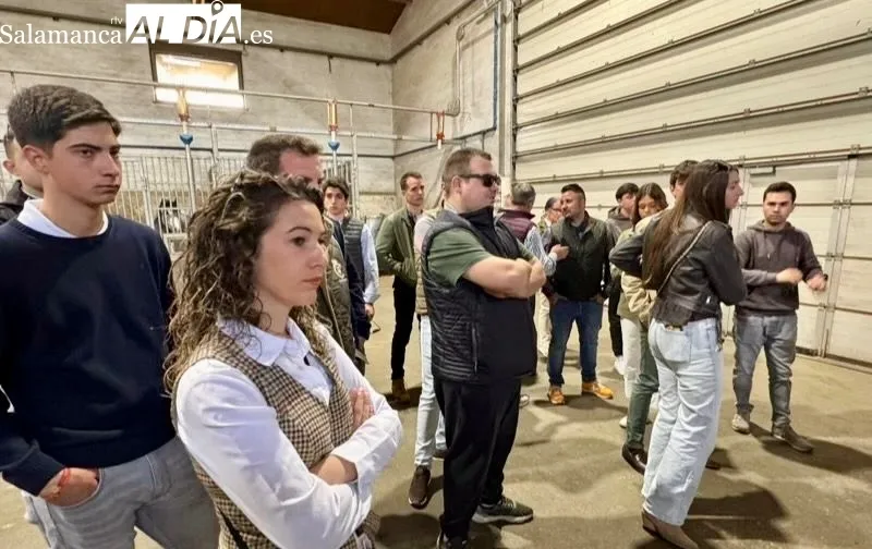 Visita de Juventud Taurina de Salamanca a la cuadra de Sergio Pérez de Gregorio