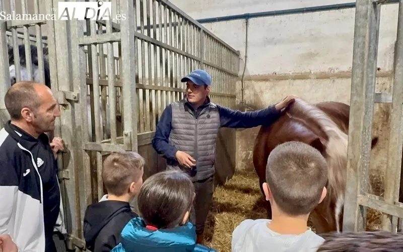 Visita de Juventud Taurina de Salamanca a la cuadra de Sergio Pérez de Gregorio