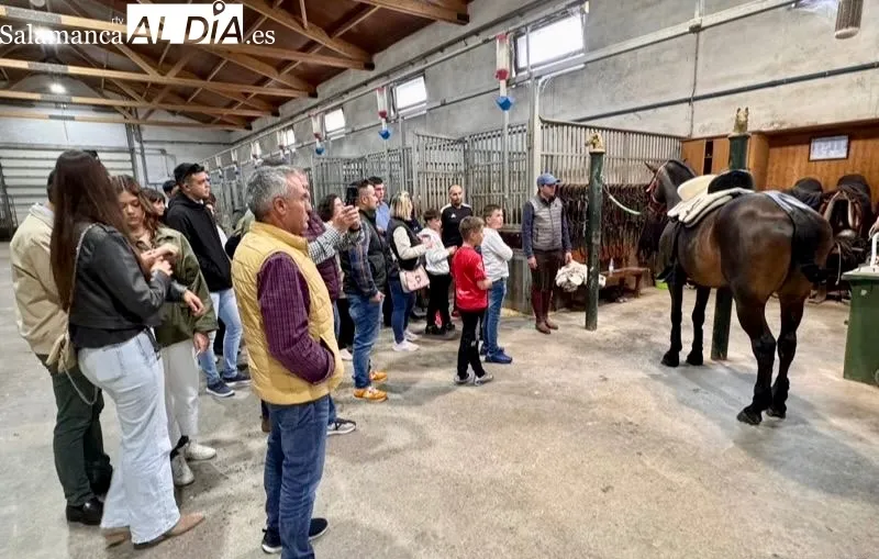 Visita de Juventud Taurina de Salamanca a la cuadra de Sergio Pérez de Gregorio