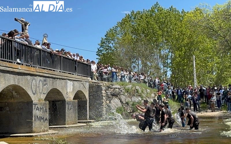 Alaraz y la fiesta de los Quintos cumplen un año más con su multitudinaria tradición del Lunes de Aguas