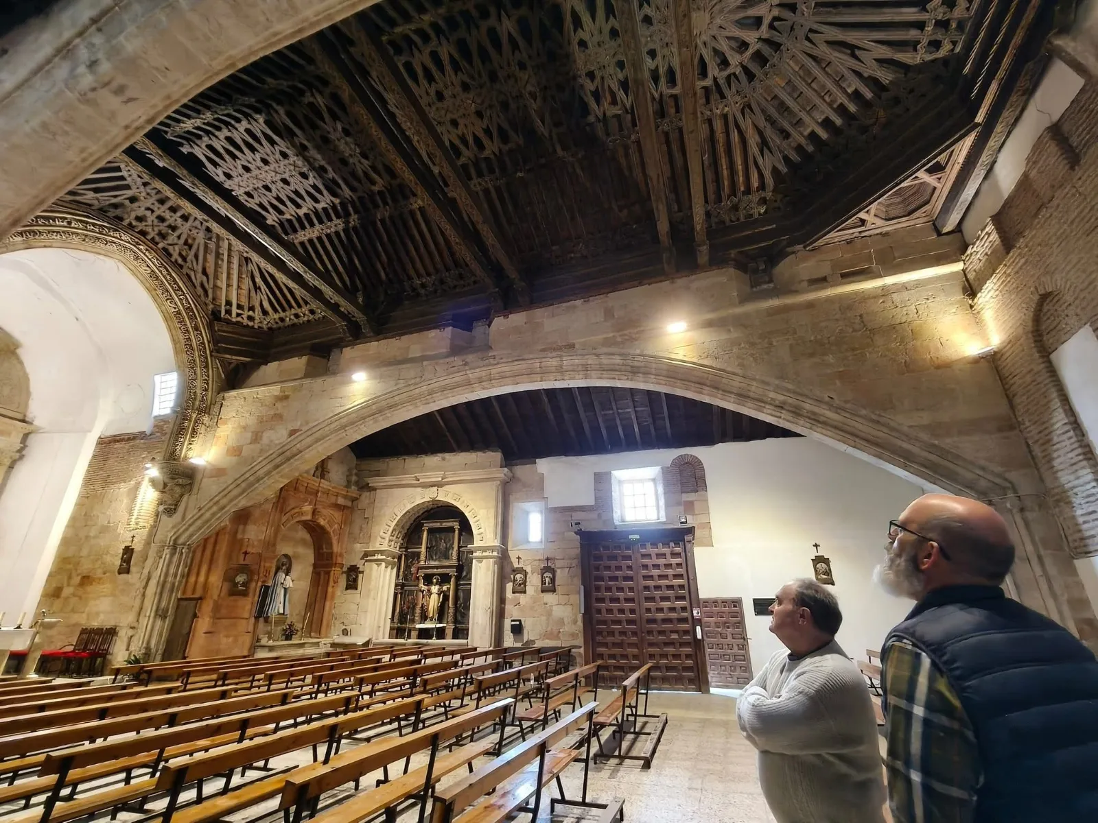 Foto 3 - La Diocesis analiza sobre el terreno el estado de la iglesia de San Pedro y anuncia acciones junto al Ayuntamiento de Villoria 