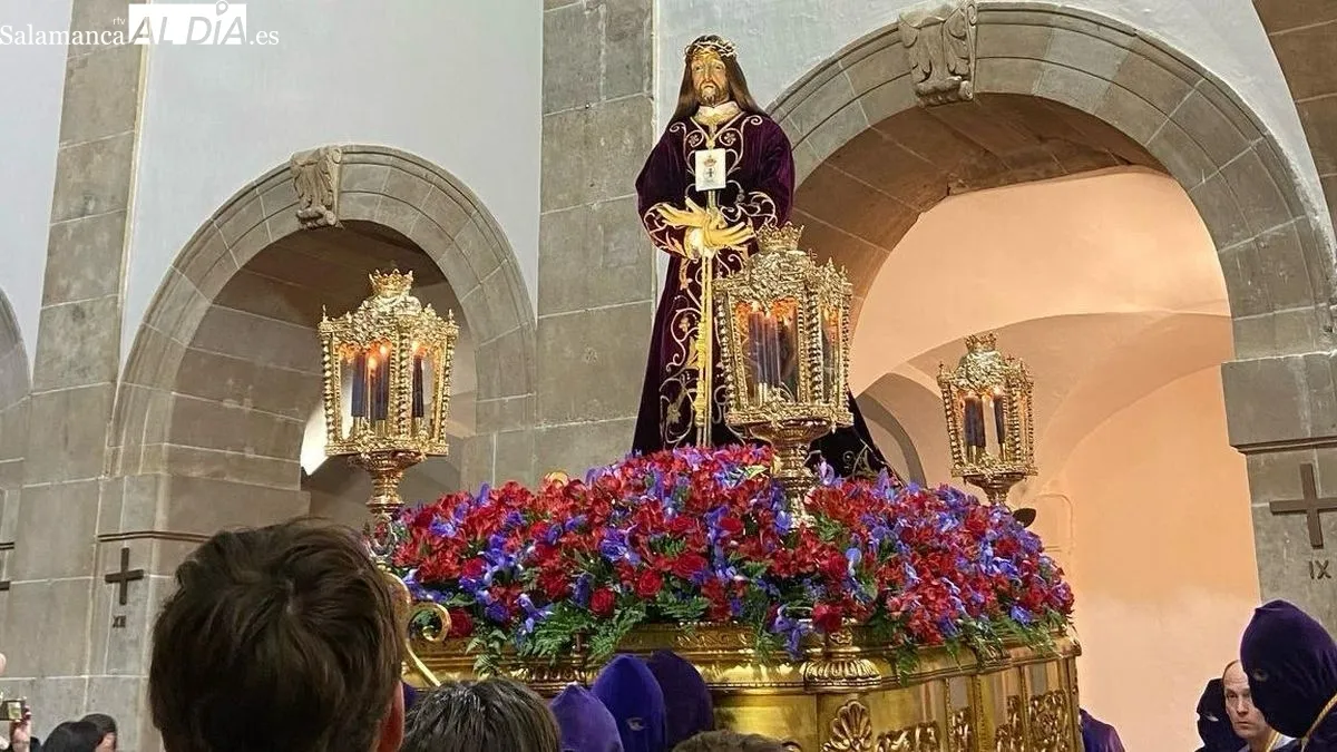 Acto en la iglesia de San Pablo tras suspenderse la procesión. Fotos: Miguel González