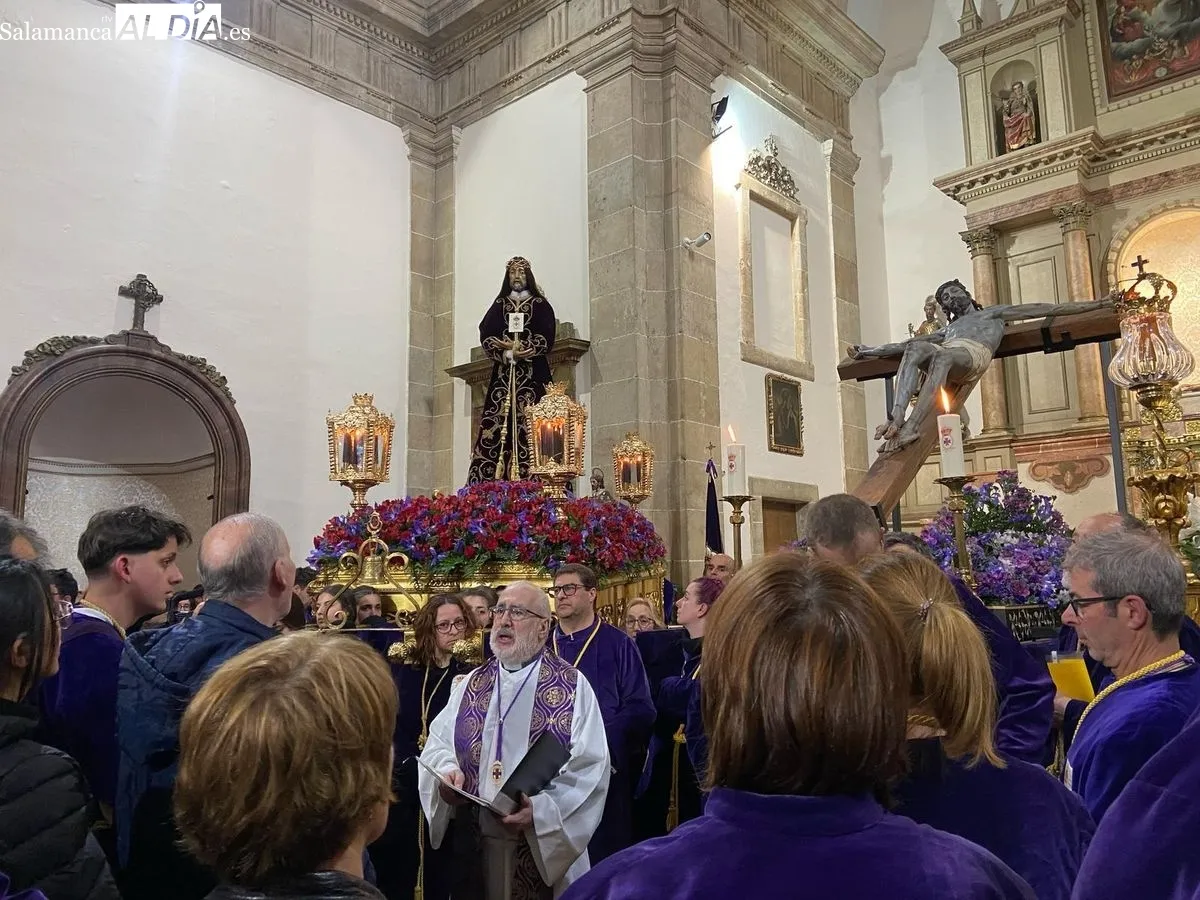 Acto en la iglesia de San Pablo tras suspenderse la procesión. Fotos: Miguel González