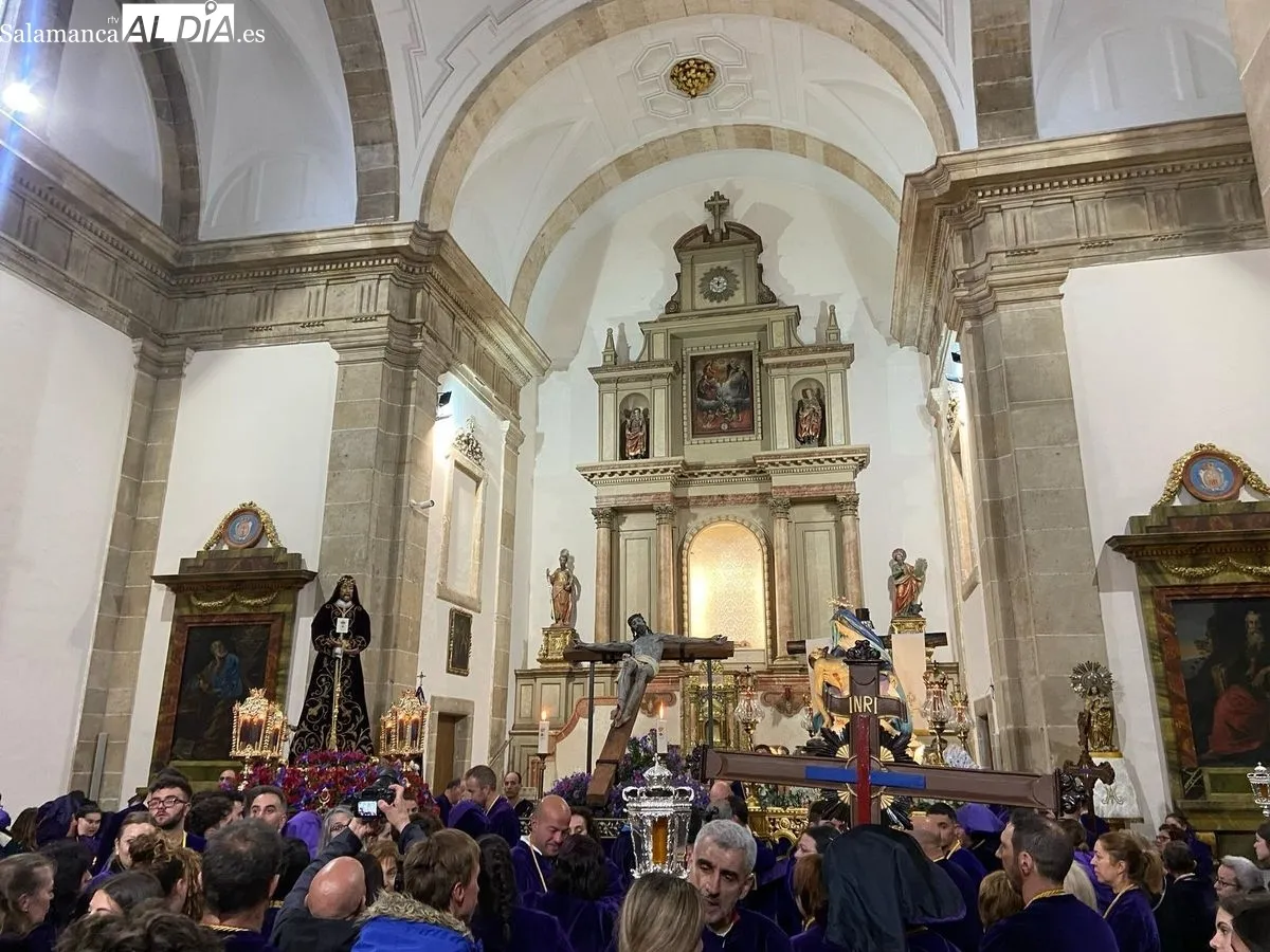 Acto en la iglesia de San Pablo tras suspenderse la procesión. Fotos: Miguel González