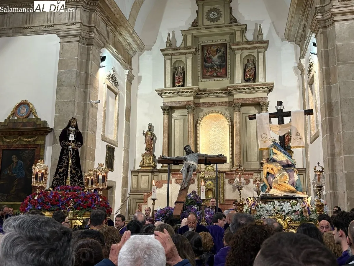 Acto en la iglesia de San Pablo tras suspenderse la procesión. Fotos: Miguel González