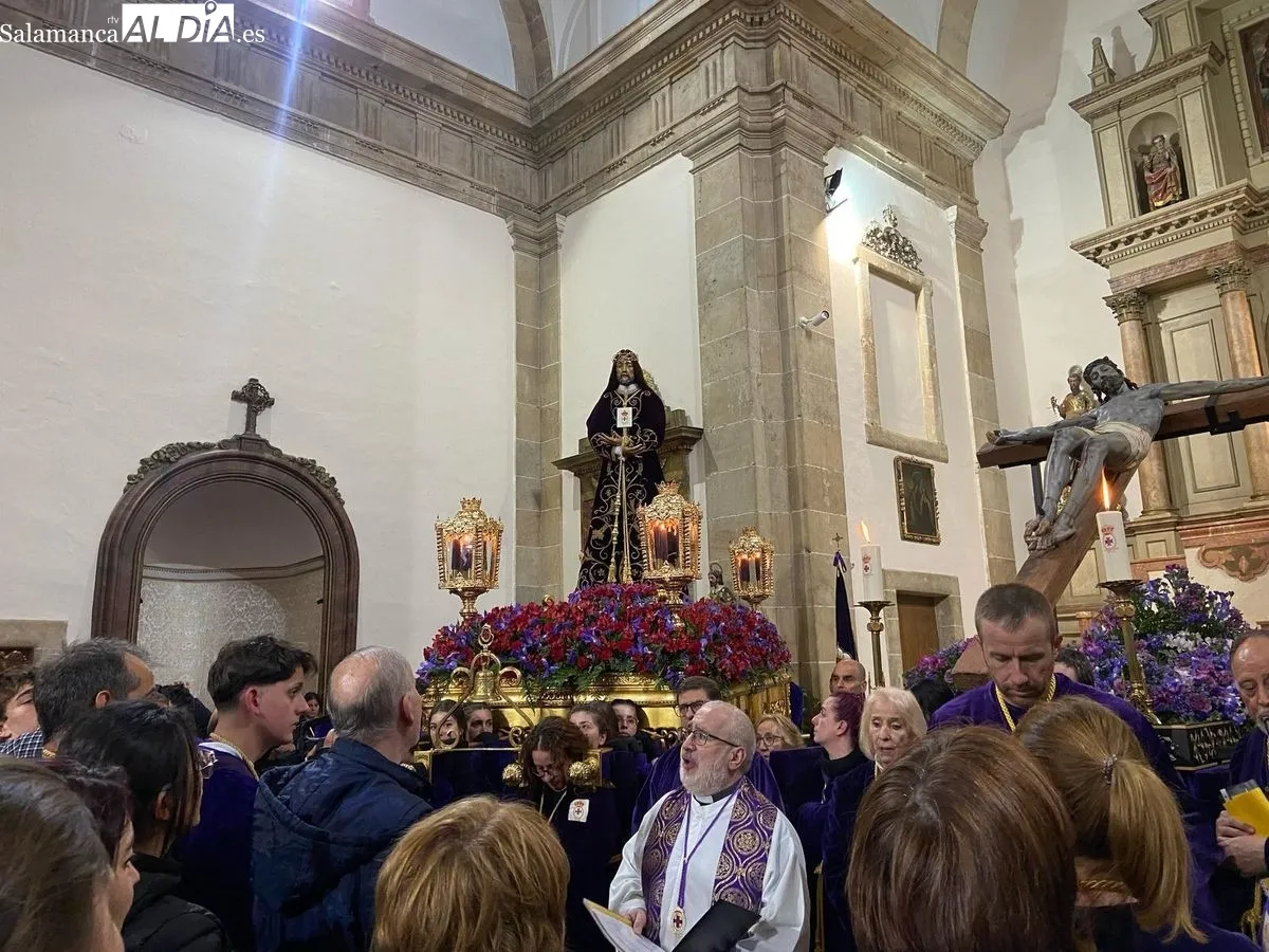 Acto en la iglesia de San Pablo tras suspenderse la procesión. Fotos: Miguel González