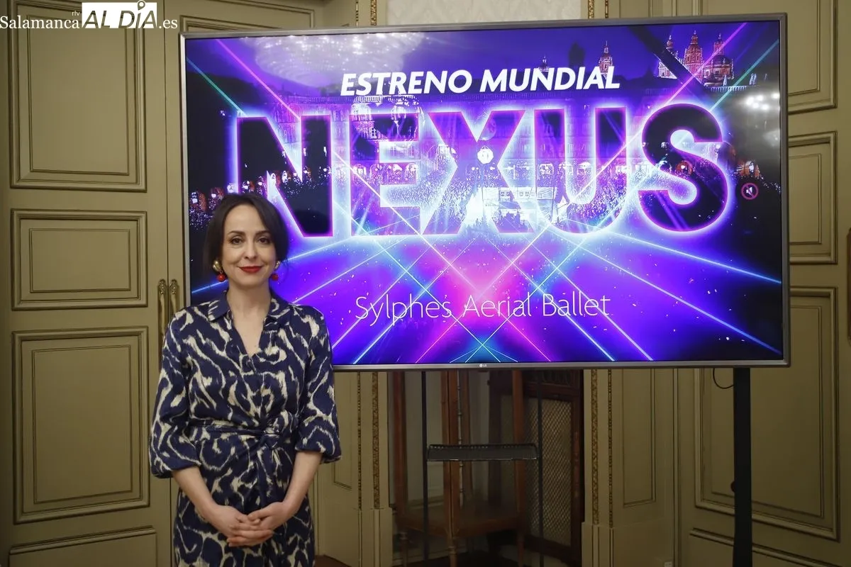 La concejala de Festejos y Tradiciones, Carmen Seguín, presenta el estreno mundial en Salamanca del espectáculo de la compañía Sylphes Aerial Ballet. Foto de Ángel Puma