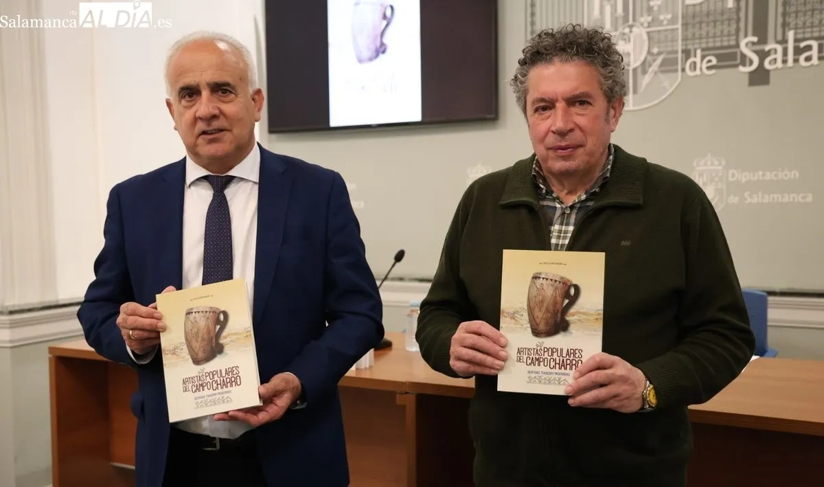 El diputado Jesus María Ortiz y el autor del libro, Carlos García, presentan la publicación 'Artistas populares del Campo Charro'. Foto: David Sañudo