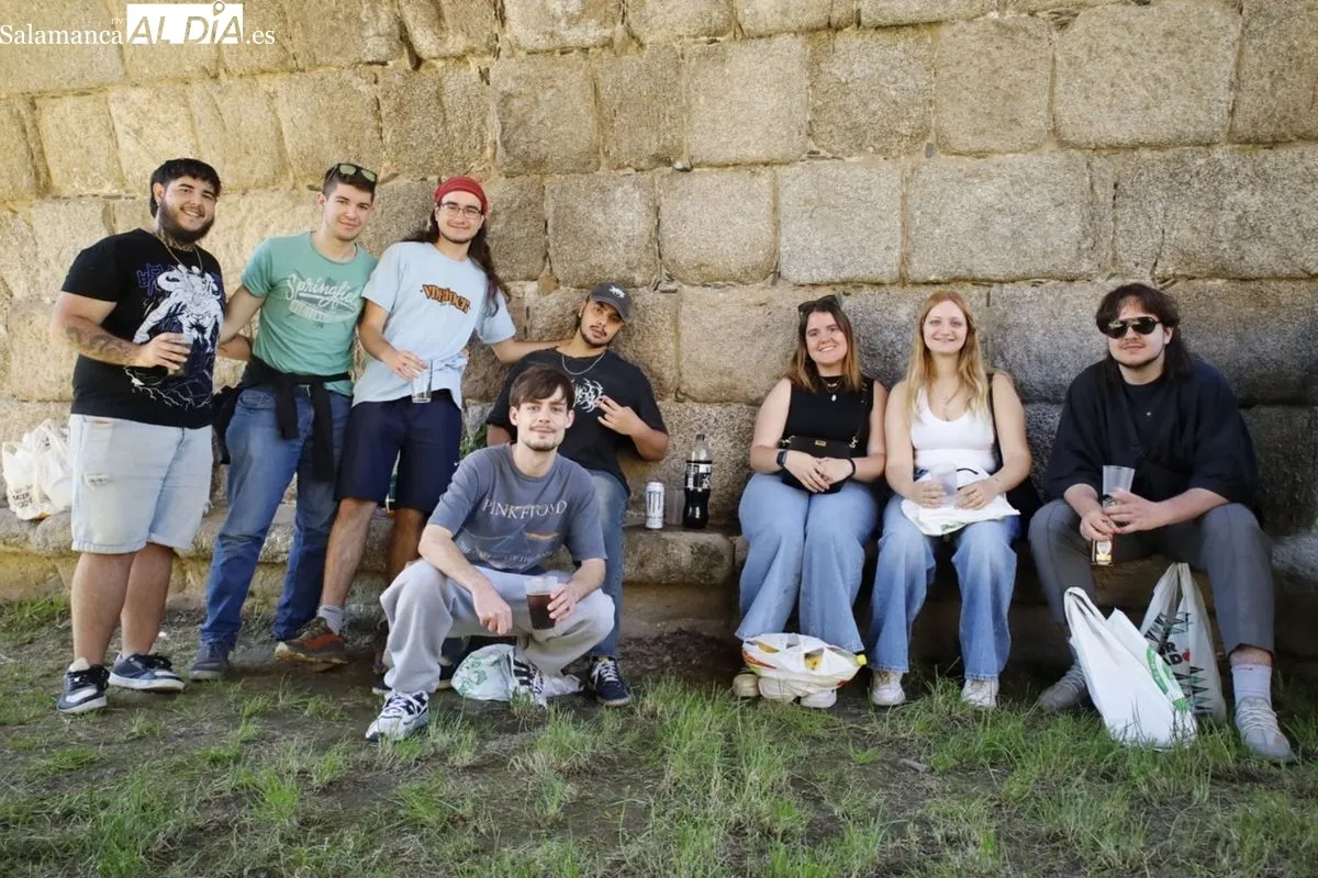 Grupos de jóvenes empiezan a celebrar el Lunes de Aguas en las Inmediaciones del Puente Romano. Fotos: David Domínguez
