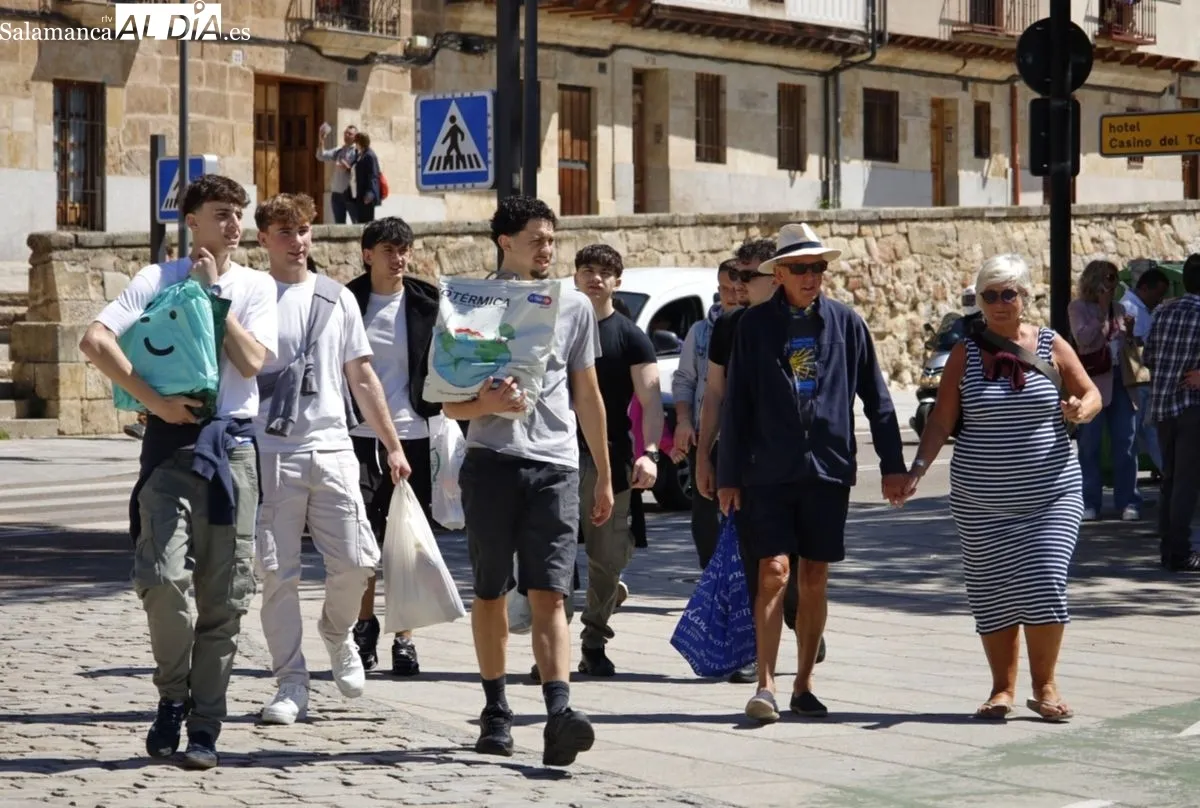 Grupos de jóvenes empiezan a celebrar el Lunes de Aguas en las Inmediaciones del Puente Romano. Fotos: David Domínguez