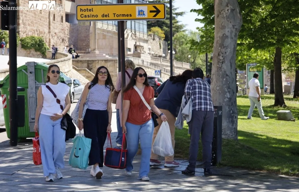 Grupos de jóvenes empiezan a celebrar el Lunes de Aguas en las Inmediaciones del Puente Romano. Fotos: David Domínguez
