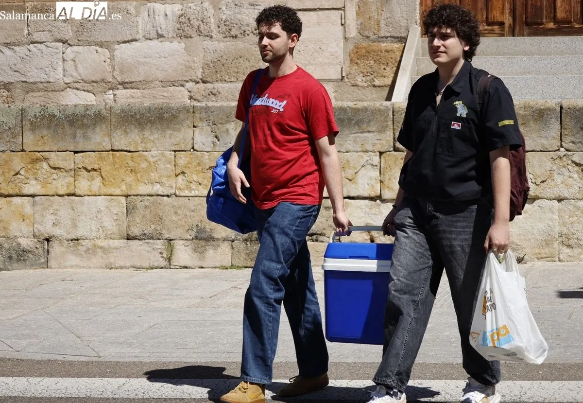 Grupos de jóvenes empiezan a celebrar el Lunes de Aguas en las Inmediaciones del Puente Romano. Fotos: David Domínguez