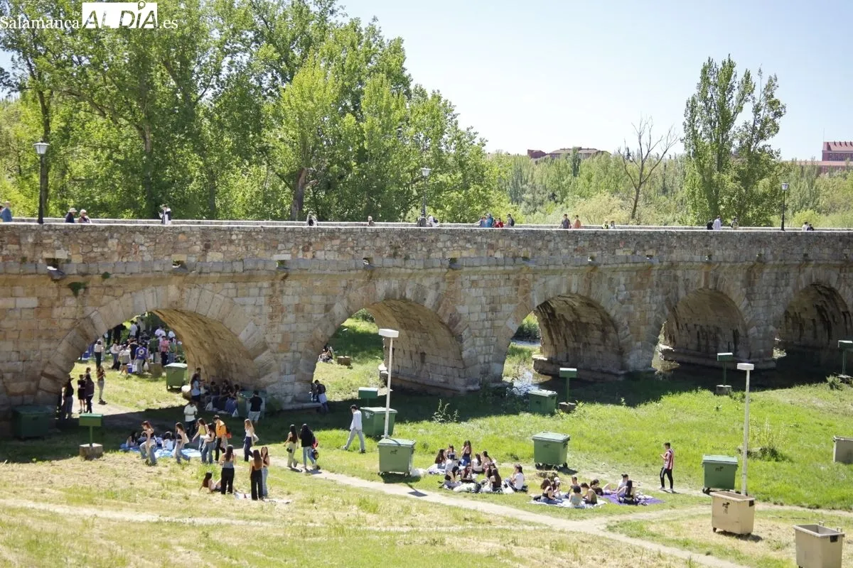 Grupos de jóvenes empiezan a celebrar el Lunes de Aguas en las Inmediaciones del Puente Romano. Fotos: David Domínguez