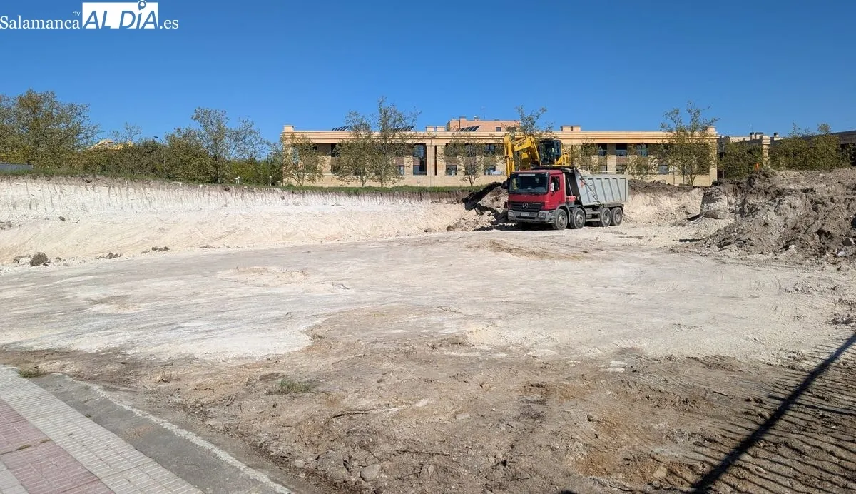Obras en el nuevo aparcamiento de la Chinchibarra, junto a las avenidas de San Agustín y Vicente del Bosque. Foto de David Sañudo