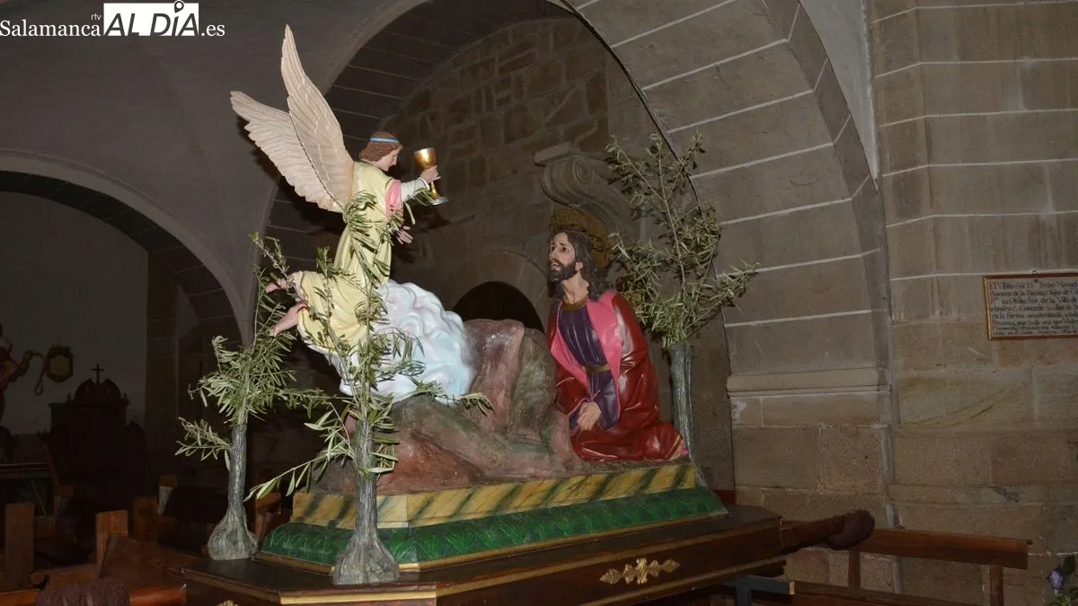 La iglesia parroquial acogió el rezó del Vía Crucis