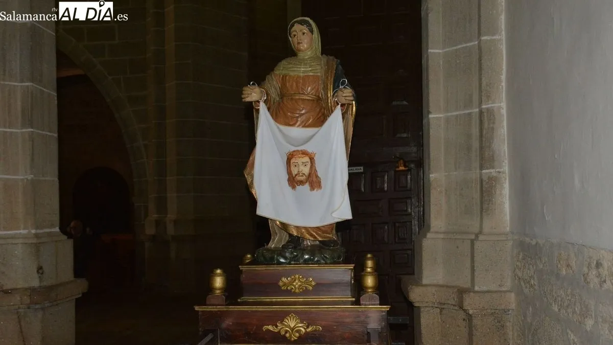 La iglesia parroquial acogió el rezó del Vía Crucis