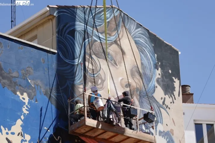 Foto 2 - FOTOS y V&Iacute;DEO | As&iacute; est&aacute; pintando Sfhir el nuevo mural en el barrio del Oeste