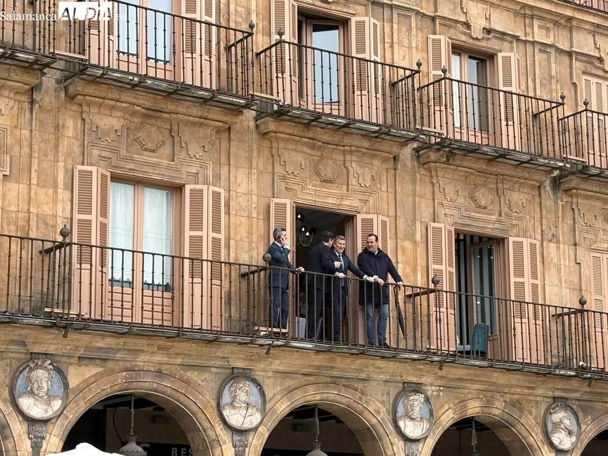 El presidente nacional del PP, acompañado por el presidente regional y el secretario provincial del partido, y el pregonero de la Semana Santa de Salamanca 2025, en el balcón del Ayuntamiento salmantino. Foto: Miguel González