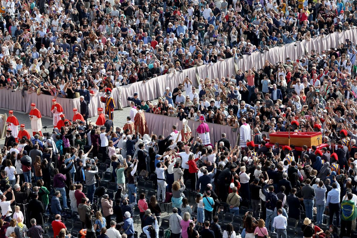 Largas colas en la Basílica de San Pedro para despedirse del papa Francisco