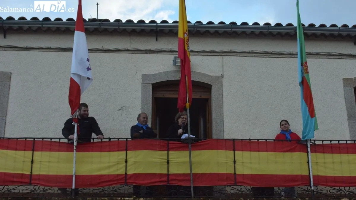 El Pregón de las fiestas desde el balcón del ayuntamiento fue seguido por los vecinos desde el coso taurino