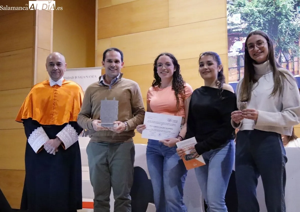 La Facultad de Economía y Empresa de la USAL ha entregado los premios de los 10 primeros clasificados y de los tres equipos ganadores de la XVI Olimpiada Española de Economía en la fase local. Fotos: David Domínguez