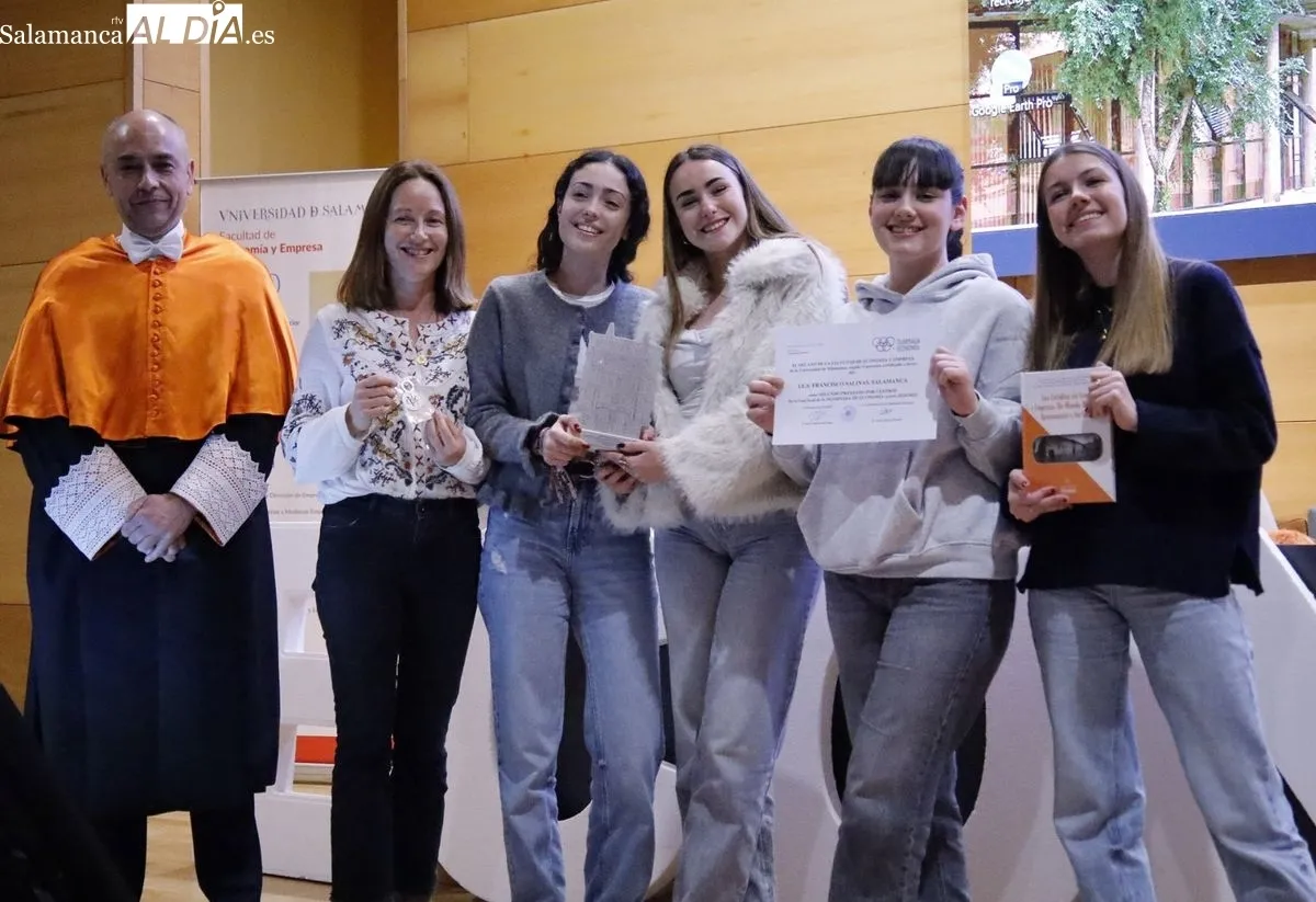 La Facultad de Economía y Empresa de la USAL ha entregado los premios de los 10 primeros clasificados y de los tres equipos ganadores de la XVI Olimpiada Española de Economía en la fase local. Fotos: David Domínguez