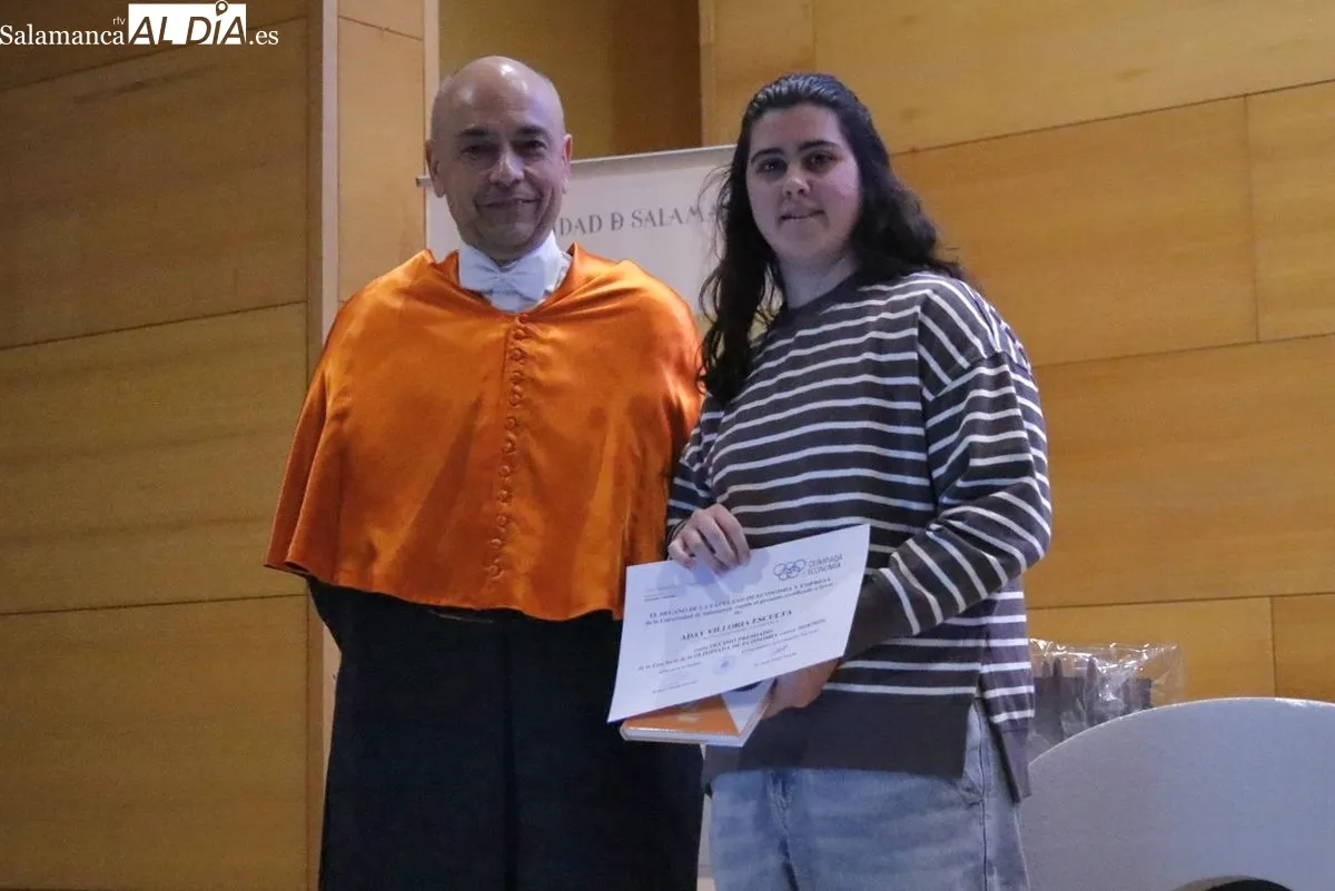 La Facultad de Economía y Empresa de la USAL ha entregado los premios de los 10 primeros clasificados y de los tres equipos ganadores de la XVI Olimpiada Española de Economía en la fase local. Fotos: David Domínguez