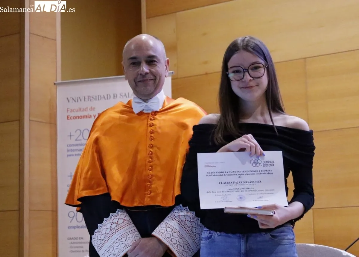 La Facultad de Economía y Empresa de la USAL ha entregado los premios de los 10 primeros clasificados y de los tres equipos ganadores de la XVI Olimpiada Española de Economía en la fase local. Fotos: David Domínguez