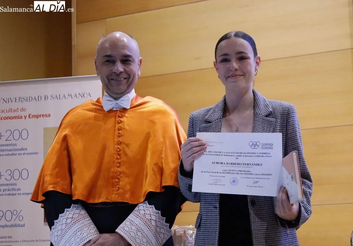 La Facultad de Economía y Empresa de la USAL ha entregado los premios de los 10 primeros clasificados y de los tres equipos ganadores de la XVI Olimpiada Española de Economía en la fase local. Fotos: David Domínguez