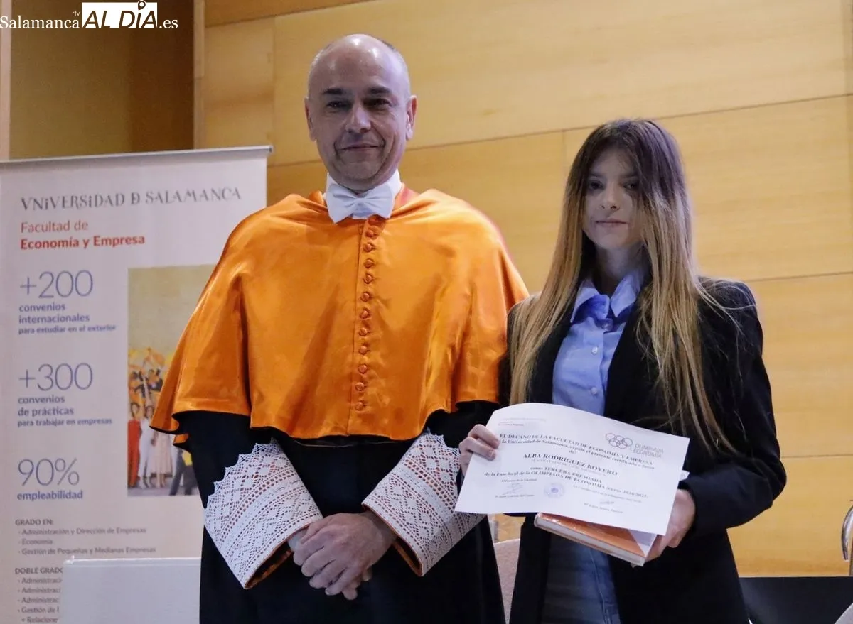 La Facultad de Economía y Empresa de la USAL ha entregado los premios de los 10 primeros clasificados y de los tres equipos ganadores de la XVI Olimpiada Española de Economía en la fase local. Fotos: David Domínguez