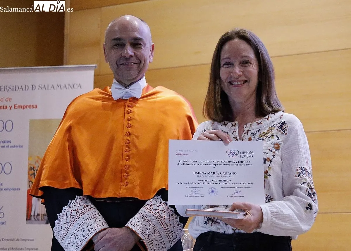 La Facultad de Economía y Empresa de la USAL ha entregado los premios de los 10 primeros clasificados y de los tres equipos ganadores de la XVI Olimpiada Española de Economía en la fase local. Fotos: David Domínguez