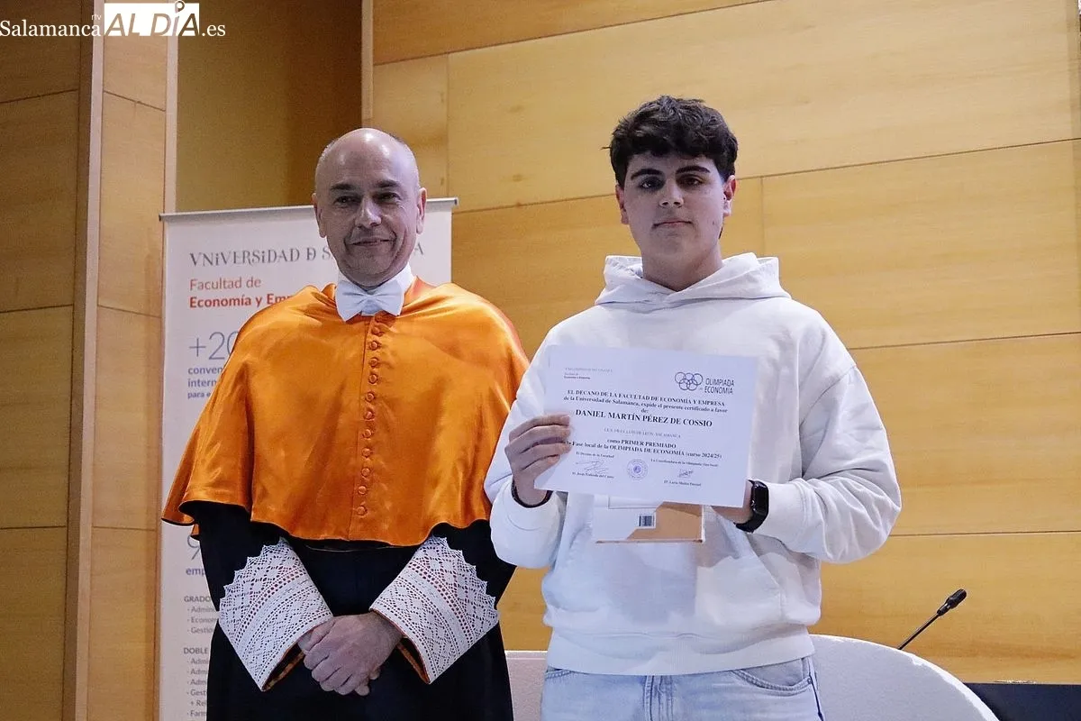 La Facultad de Economía y Empresa de la USAL ha entregado los premios de los 10 primeros clasificados y de los tres equipos ganadores de la XVI Olimpiada Española de Economía en la fase local. Fotos: David Domínguez