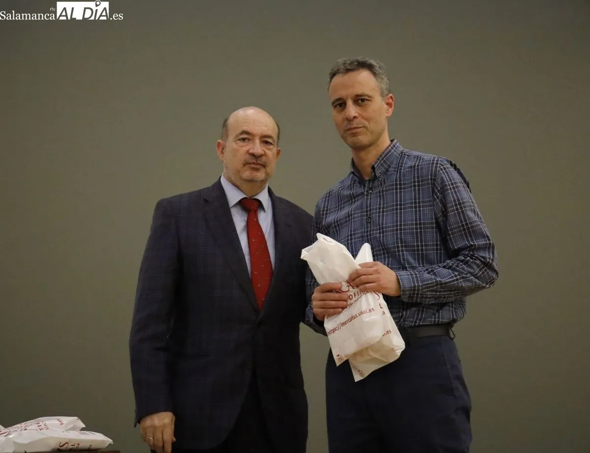 La Facultad de Ciencias Químicas de la Universidad de Salamanca ha acogido este viernes la entrega de premios a los alumnos con mejores resultados en la fase local de la Olimpiada de Química. Fotos: David Domínguez