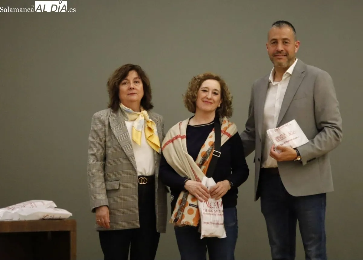 La Facultad de Ciencias Químicas de la Universidad de Salamanca ha acogido este viernes la entrega de premios a los alumnos con mejores resultados en la fase local de la Olimpiada de Química. Fotos: David Domínguez