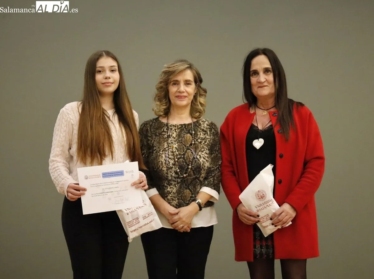 La Facultad de Ciencias Químicas de la Universidad de Salamanca ha acogido este viernes la entrega de premios a los alumnos con mejores resultados en la fase local de la Olimpiada de Química. Fotos: David Domínguez