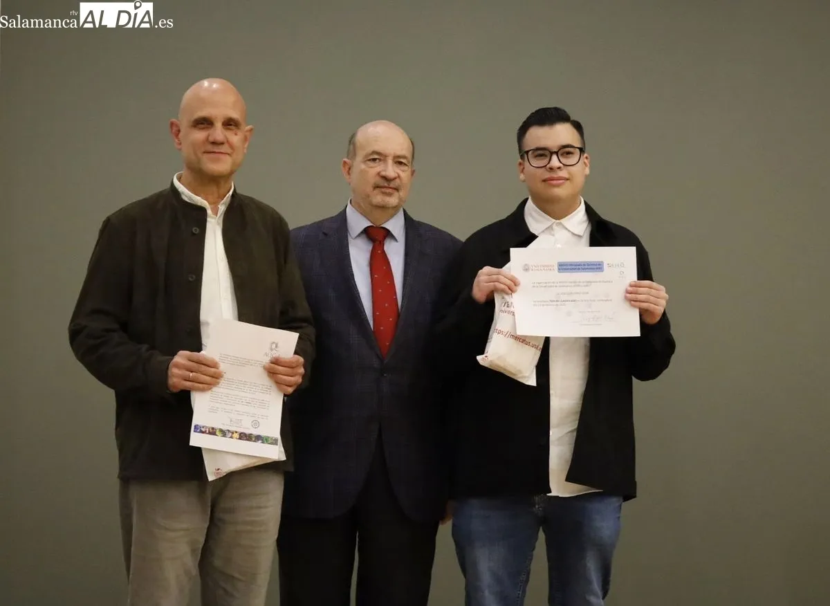 La Facultad de Ciencias Químicas de la Universidad de Salamanca ha acogido este viernes la entrega de premios a los alumnos con mejores resultados en la fase local de la Olimpiada de Química. Fotos: David Domínguez