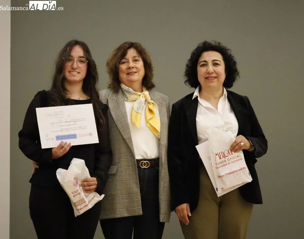 La Facultad de Ciencias Químicas de la Universidad de Salamanca ha acogido este viernes la entrega de premios a los alumnos con mejores resultados en la fase local de la Olimpiada de Química. Fotos: David Domínguez