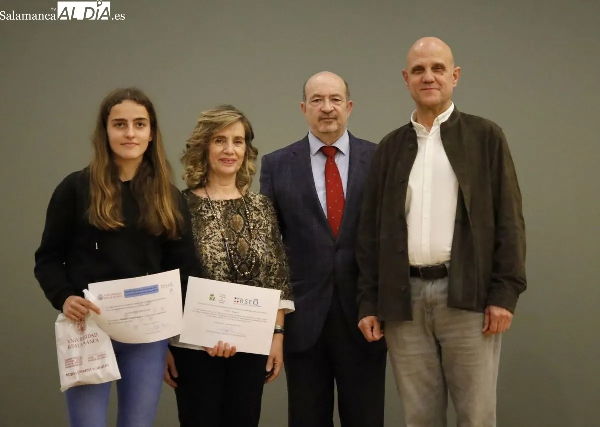 La Facultad de Ciencias Químicas de la Universidad de Salamanca ha acogido este viernes la entrega de premios a los alumnos con mejores resultados en la fase local de la Olimpiada de Química. Fotos: David Domínguez
