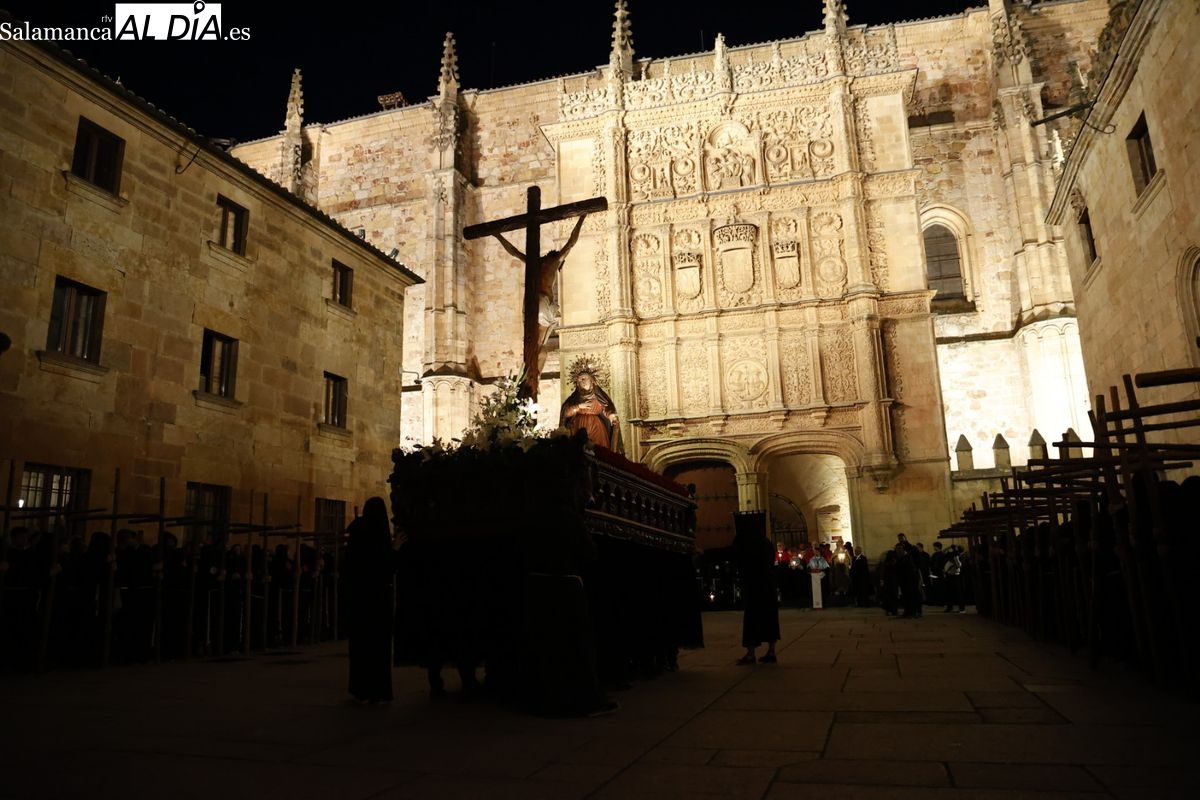 Procesión en Salamanca de la Hermandad Universitaria del Santísimo Cristo de la Luz y Nuestra Señora Madre de la Sabiduría 