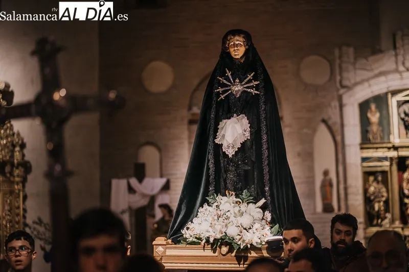 Foto 10 - El Silencio rompe la noche de Viernes Santo