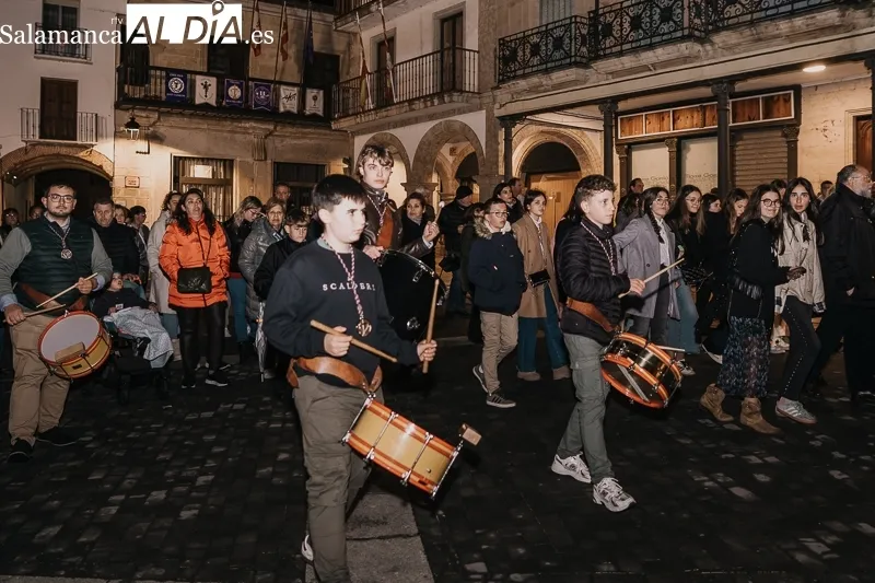 Foto 4 - El Silencio rompe la noche de Viernes Santo