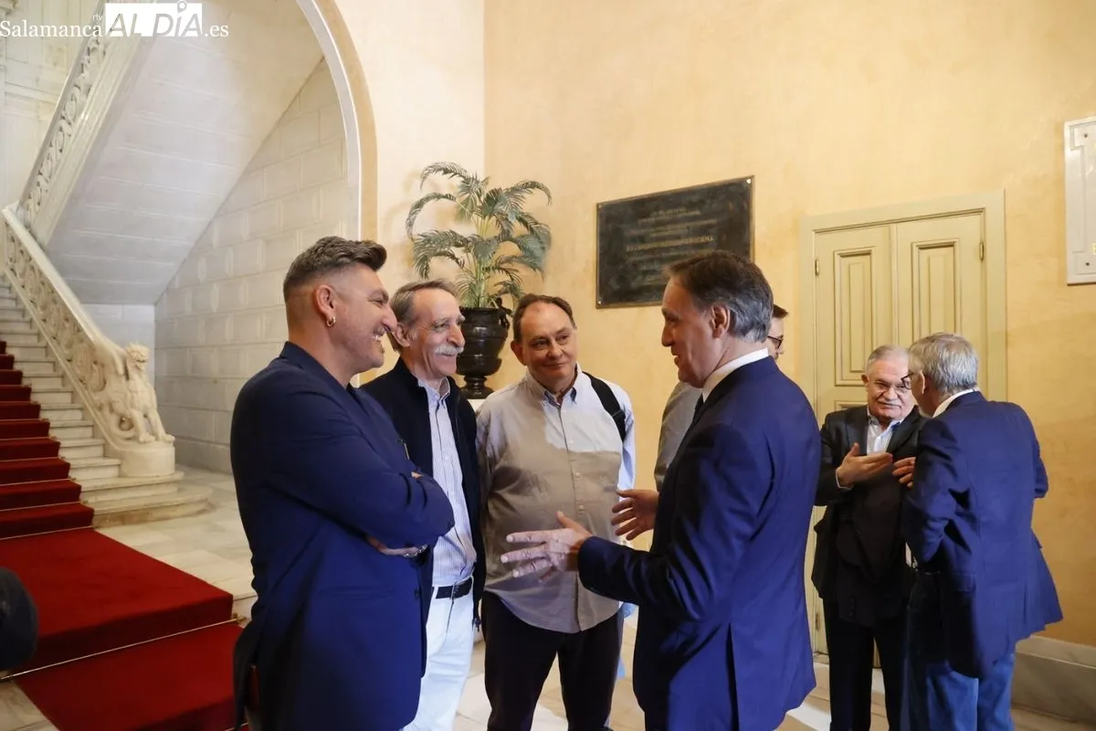l alcalde de Salamanca, Carlos García Carbayo, recibe a miembros de la Asociación Española de Críticos Literarios. Fotos: David Sañudo