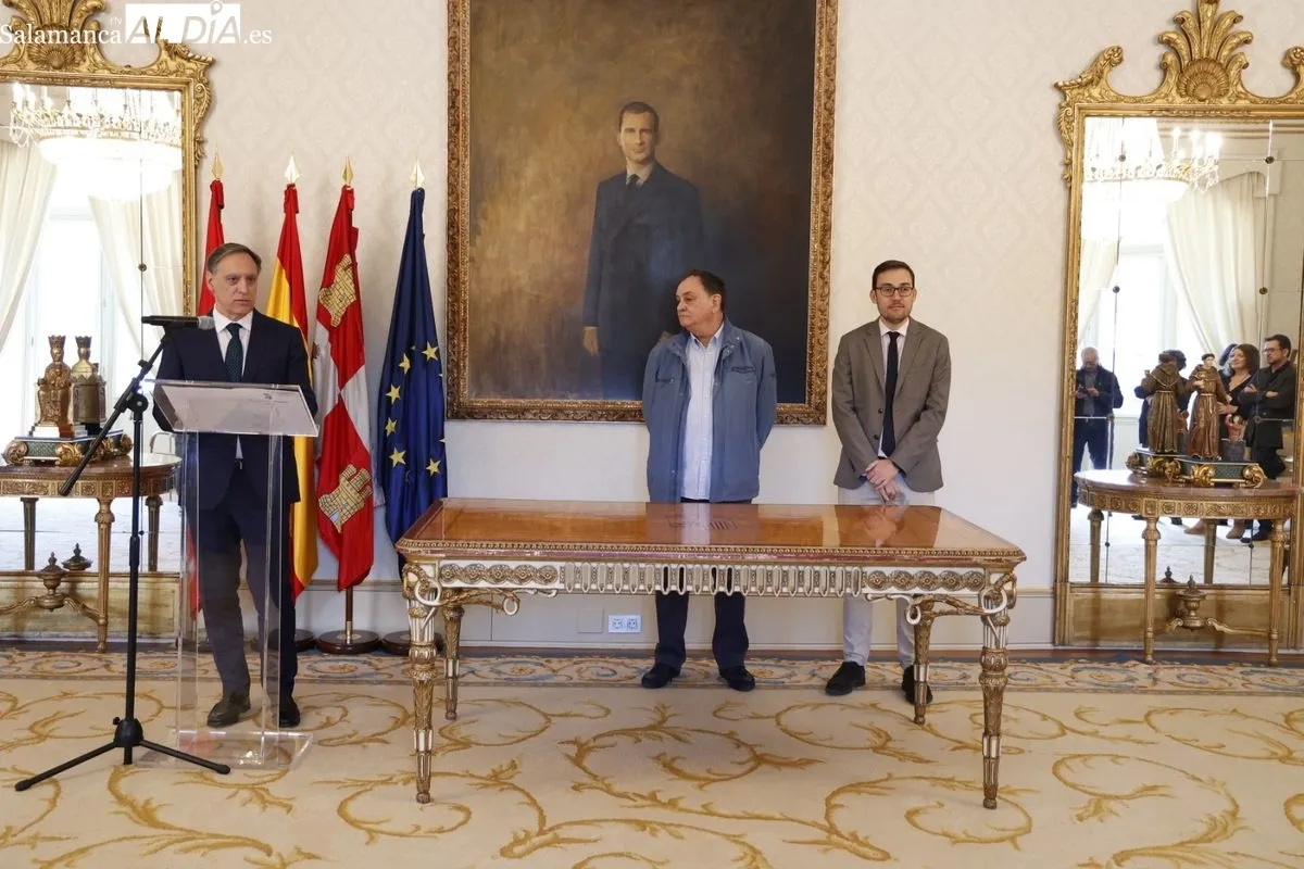 l alcalde de Salamanca, Carlos García Carbayo, recibe a miembros de la Asociación Española de Críticos Literarios. Fotos: David Sañudo
