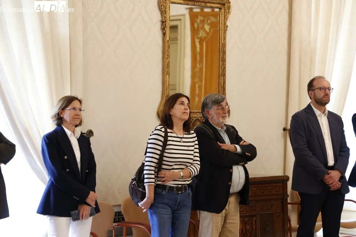 l alcalde de Salamanca, Carlos García Carbayo, recibe a miembros de la Asociación Española de Críticos Literarios. Fotos: David Sañudo