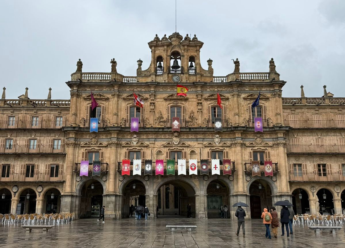 Los reposteros ya lucen en la Plaza Mayor de Salamanca anunciando la Semana Santa