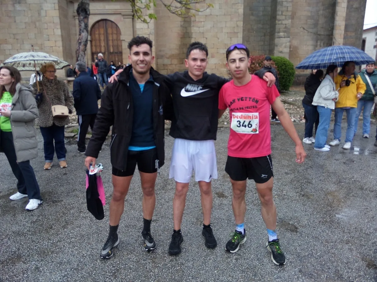 Podio masculino del recorrido corto de la VI Murallatón 'Tomás Martín' celebrada en Yecla de Yeltes