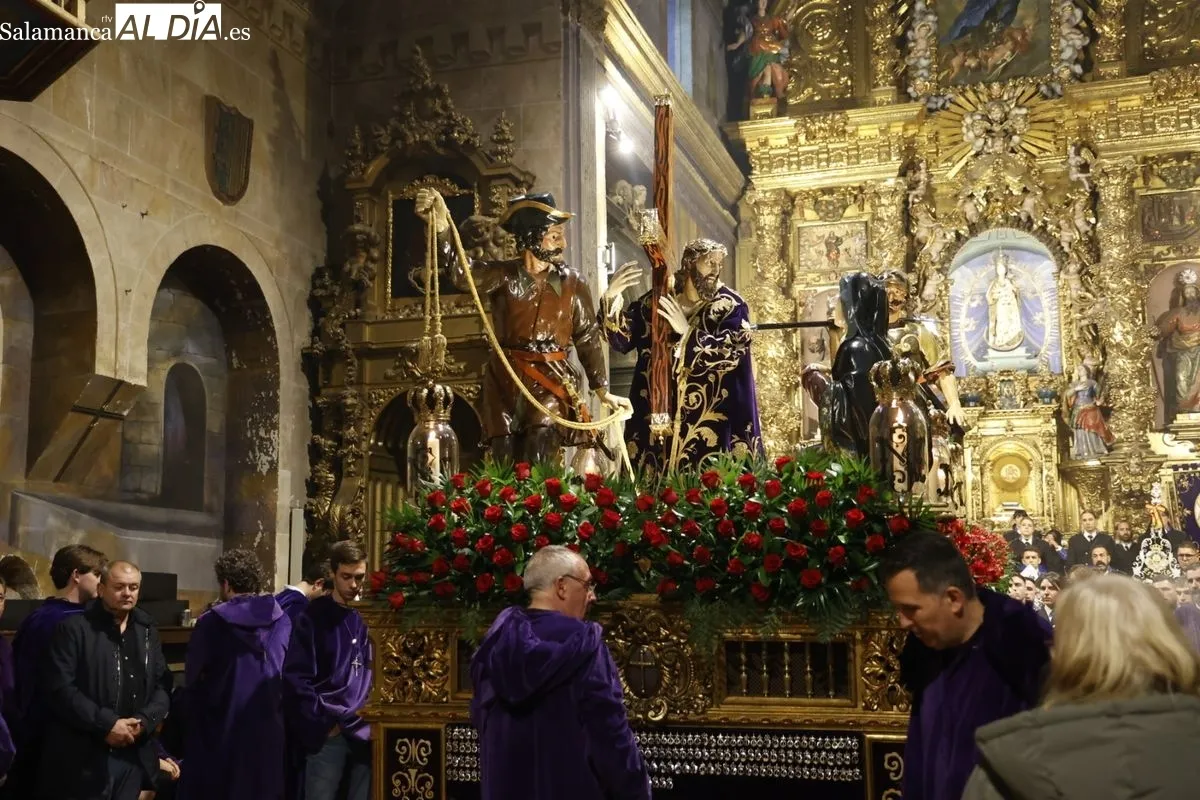 Cancelada la procesión de la Ilustre y Venerable Congregación de Nuestro Padre Jesús Nazareno en Salamanca, que celebra un acto en la iglesia de San Julián. Fotos: David Sañudo