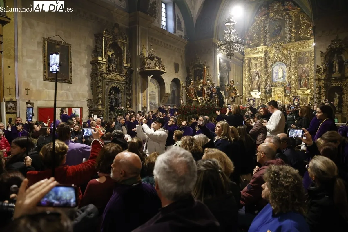 Cancelada la procesión de la Ilustre y Venerable Congregación de Nuestro Padre Jesús Nazareno en Salamanca, que celebra un acto en la iglesia de San Julián. Fotos: David Sañudo