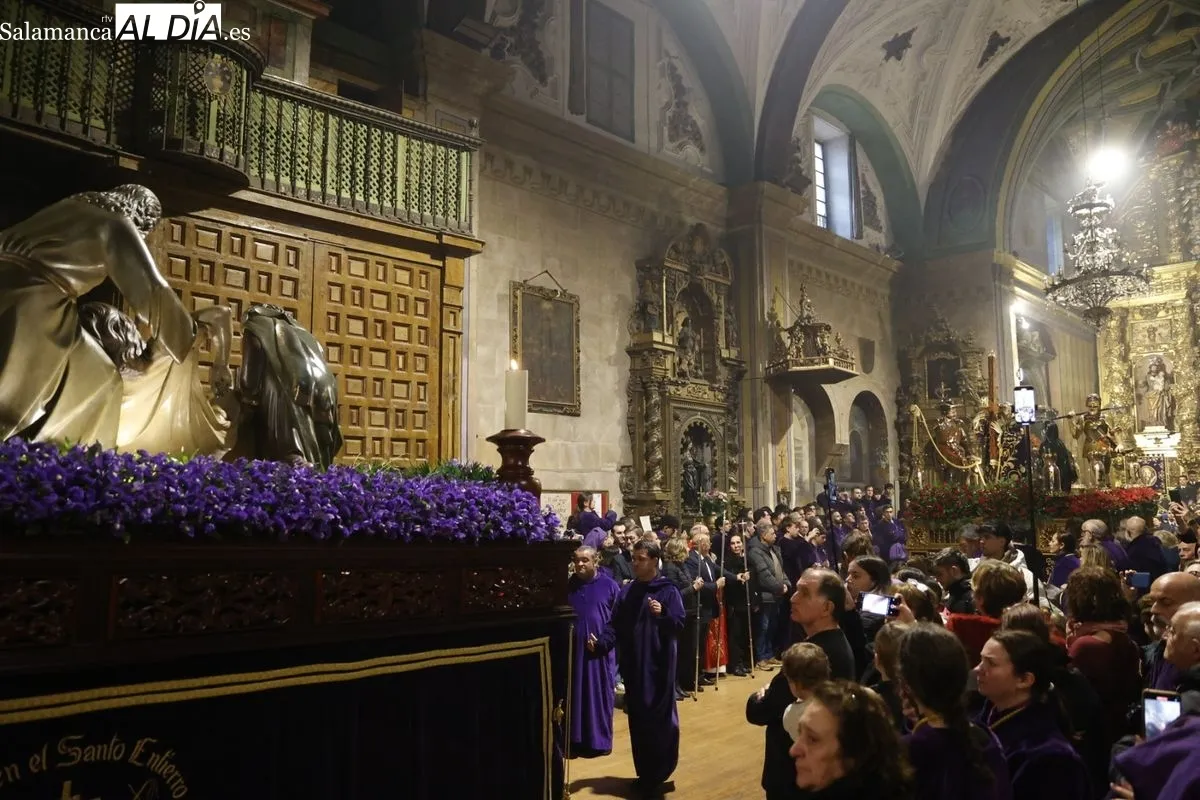 Cancelada la procesión de la Ilustre y Venerable Congregación de Nuestro Padre Jesús Nazareno en Salamanca, que celebra un acto en la iglesia de San Julián. Fotos: David Sañudo