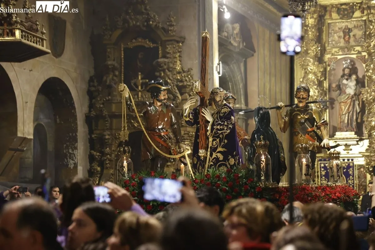 Cancelada la procesión de la Ilustre y Venerable Congregación de Nuestro Padre Jesús Nazareno en Salamanca, que celebra un acto en la iglesia de San Julián. Fotos: David Sañudo